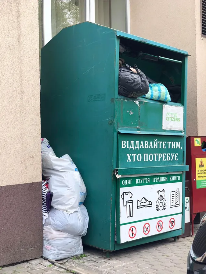 У Луцьку – переповнені соціальні контейнери: просять не залишати речі поруч (фото)