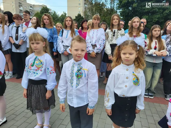 1 вересня у луцькому ліцеї №10: лінійка для першачків та випускників (фото)