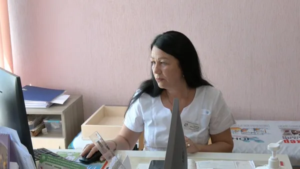 У Луцьку в поліклініках – ажіотаж: батьки поспішають оновити дані своїх дітей (відео)