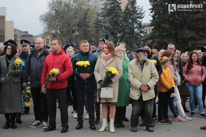 У Луцьку поклали квіти до стели загиблим захисникам України (фото, відео)