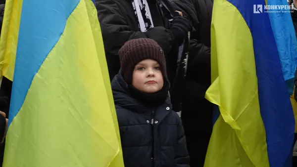 День Соборності у Луцьку: люди утворили ланцюг єдності (фото)
