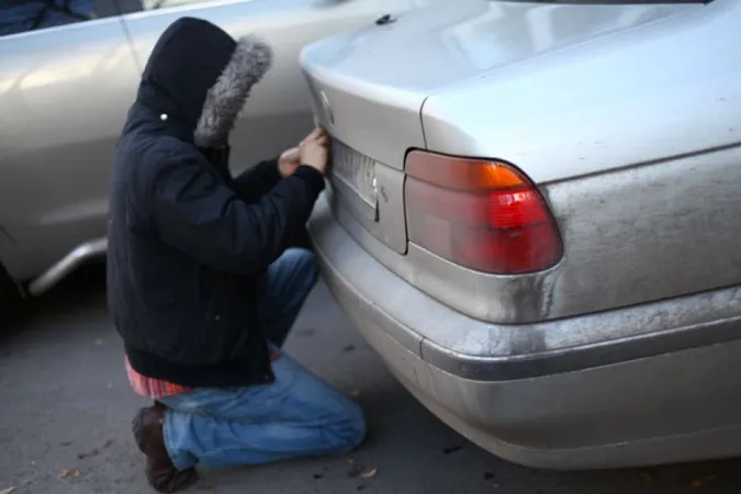 Вночі у Луцьку крадуть автомобільні номери