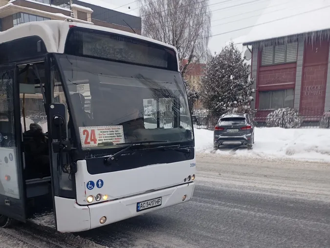Пасажири їдуть на протязі: у вікні луцького автобуса ходить ходором скло (фото, відео)