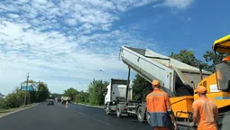 Робота кипить: як ремонтують об'їзну на Рованці (фото)
