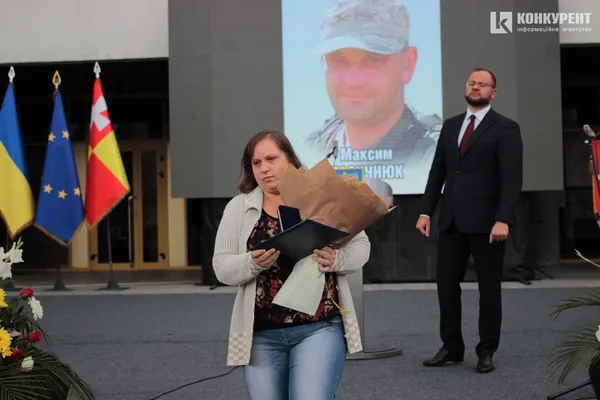 Квіти і класична музика: у центрі Луцька почали святкування Дня міста (фото)