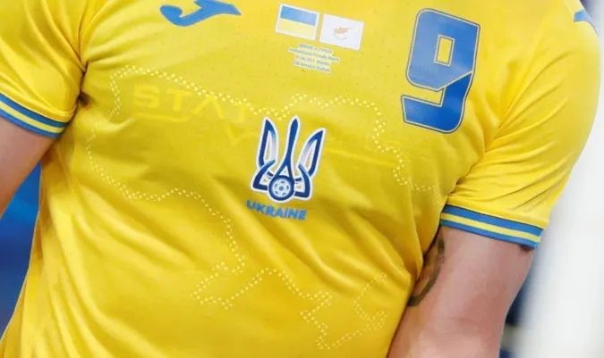 Англійська телеведуча назвала карту України на формі збірної брудною плямою