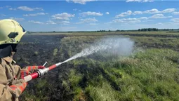 На Камінь-Каширщині майже 7 годин гасили пожежу торфовища (фото)