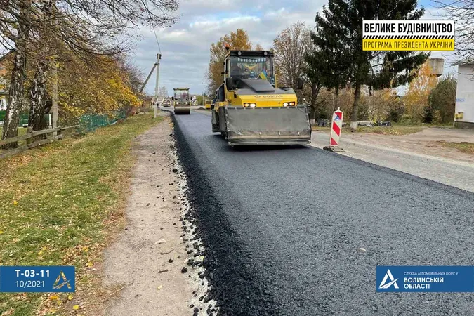 Між Війницею і Локачами асфальтують дорогу (фото)