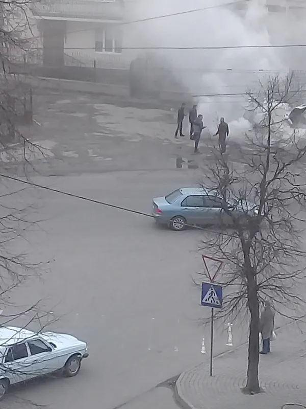 У Луцьку посеред вулиці задиміла іномарка (фото)