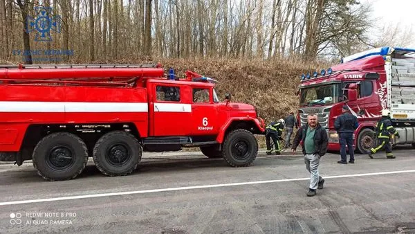 Біля Луцька сталася ДТП – вантажівка перегородила дорогу (фото)