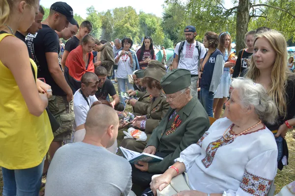 Молодь спілкується з ветеранами УПА