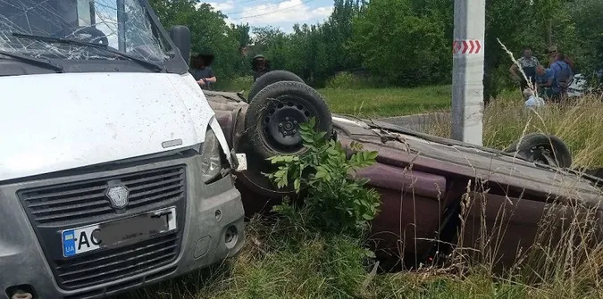 На Волині бус зніс легковик у кювет, авто перекинулося (фото)