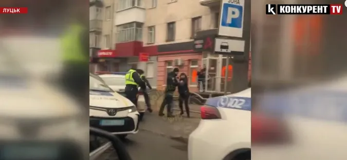У Луцьку патрульна поліція затримала чоловіка: що сталося (відео)