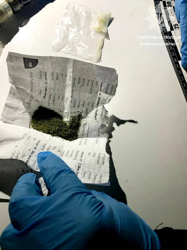 У Луцьку вночі зловили нервового чоловіка з наркотиками (фото)