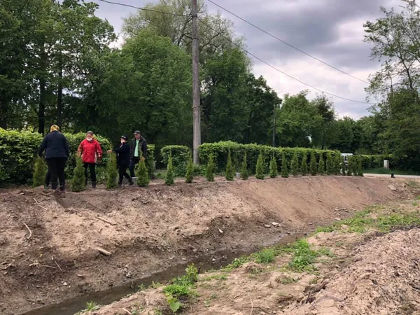 Біля парку в Луцьку готуються до відкриття баскетбольного майданчика (ФОТО)