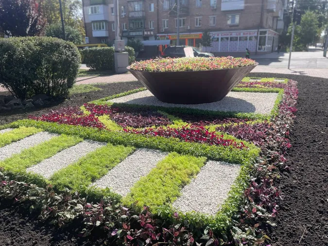 У Києві з'явилася клумба з тарілкою борщу (фото)