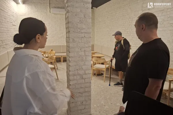 Численні порушення норм: чи насправді безбар’єрна відреставрована «Батьківщина» (фото)