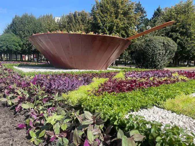 У Києві з'явилася клумба з тарілкою борщу (фото)