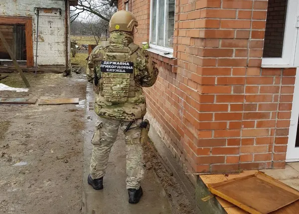 Через «Ягодин» незаконно ввозили автомобілі на «бляхах» : викрили схему (фото) 