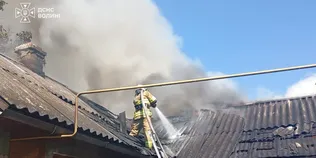 Спалахнула покрівля: у Луцьку рятувальники приборкали пожежу (фото)