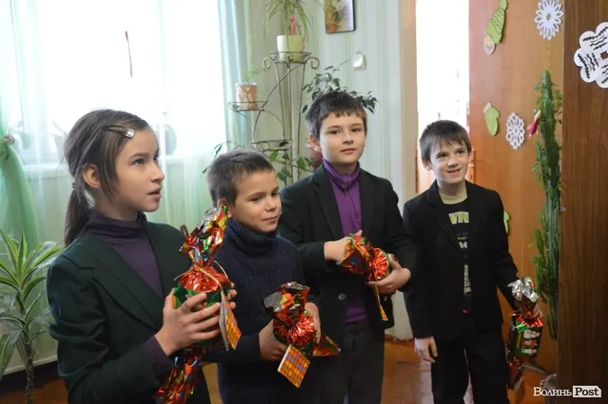 Маленьким лучанам подарунки роздавали два Миколаї (фото)