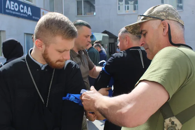 Рятівники у рясі: у Луцьку капелани вчаться рятувати не лише душі, а й життя (фото)