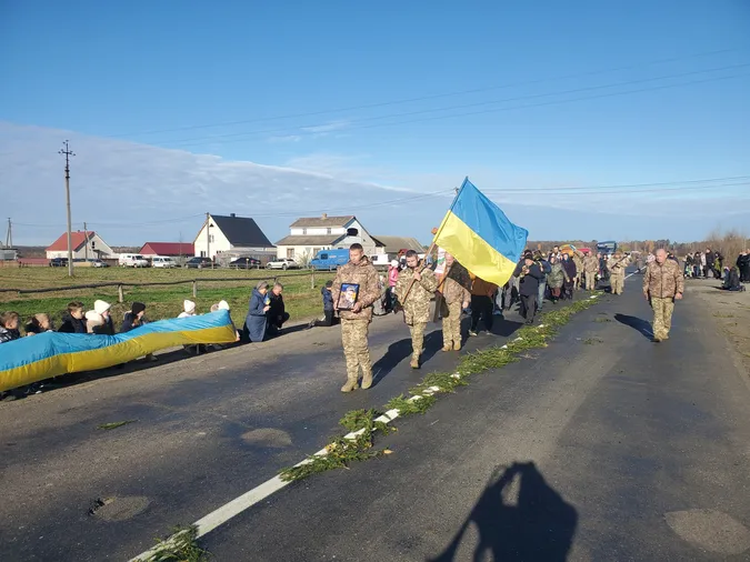 Без батька лишилися двоє донечок: на Волині попрощалися з воїном Андрієм Хомичем (фото)