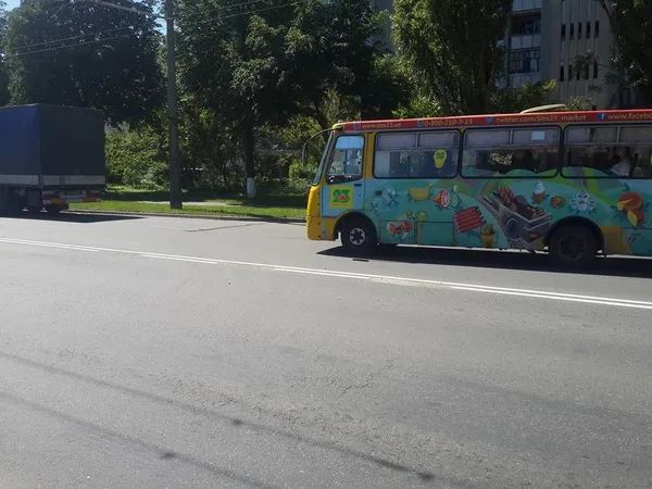 «Турбота про клієнтів», – біля луцької мийки замалювали дорожню розмітку (фото)