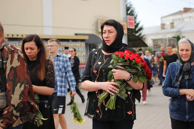 Стільки людей на похоронах давно не було: Луцьк прощався з трьома воїнами (фото, відео)