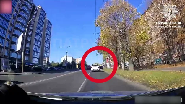 У Луцьку патрульні покарали водія за неповагу до велосипедиста (відео)