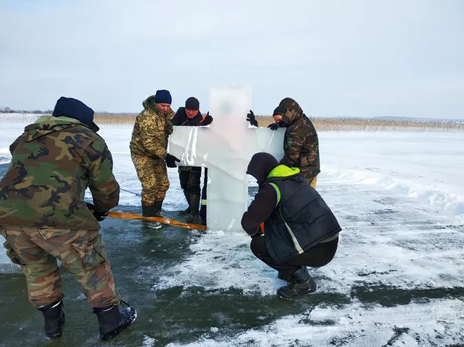 Як на Світязі готували ополонку для освячення води (фото)
