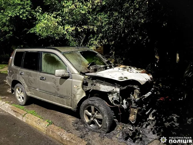 Вночі у Рівному невідомі спалили дві автівки (фото)