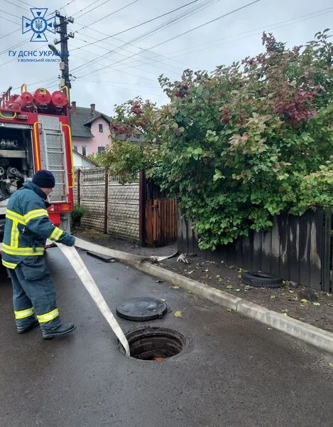 На Ковельщині через дощі затопило під'їзди та двори (фото, відео)
