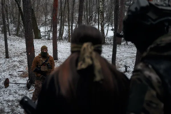 Зав'язали очі та вивезли в ліс: на Донеччині військовий освідчився коханій (фото)