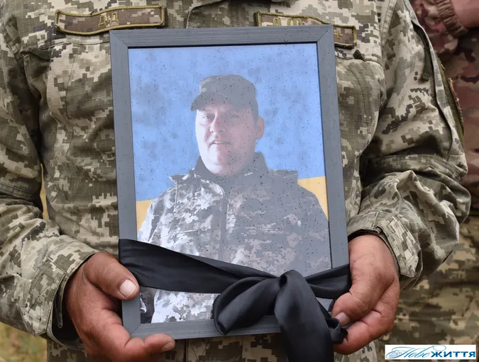 Залишилась донечка: на Волині прощалися з воїном Василем Гайченею (фото)