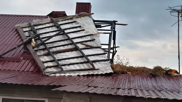 Зірваний дах, розвалені стіни: в селі біля Луцька удар блискавки зруйнував будинок (фото)