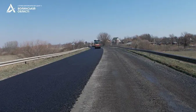 На об'їзній трасі неподалік Луцька кладуть новий асфальт (фото)