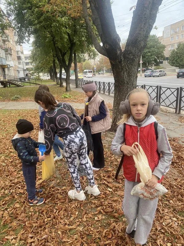 У Луцьку маленькі школярі зібрали майже 80 кілограмів каштанів для ЗСУ (фото)