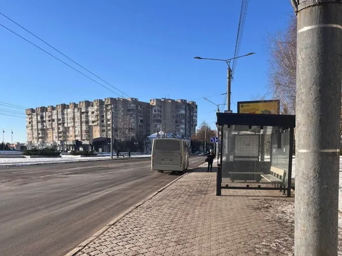Жінку затисло у дверях, візочок з дитиною лишився на зупинці: лучани скаржаться на умови перевезення в автобусах