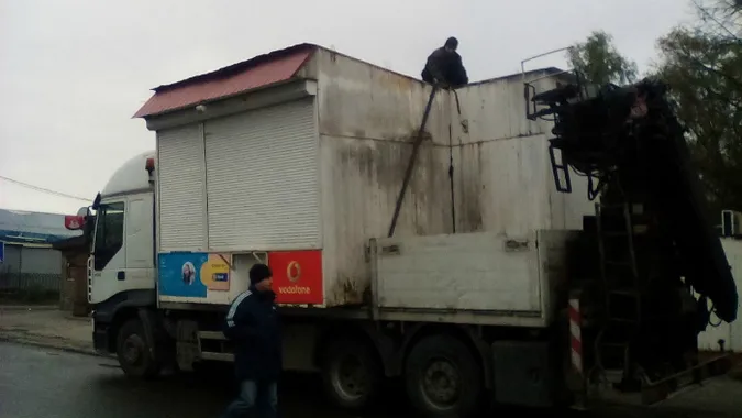 Лучанин поставив знову демонтований муніципалами кіоск