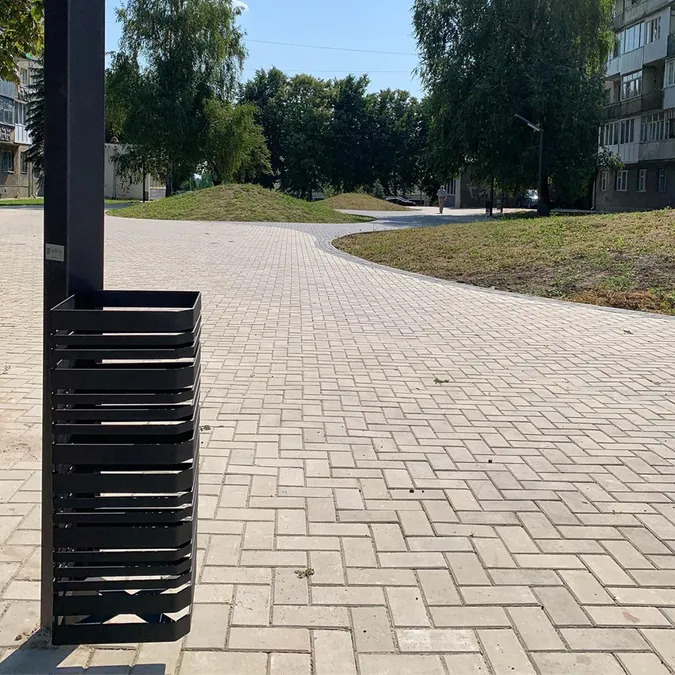 У Луцьку з'явилися мінімалістичні «антивандальні» смітники (фото)