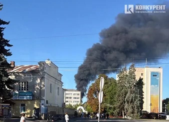 Над Луцьком здійнявся величезний стовп диму: що коїться