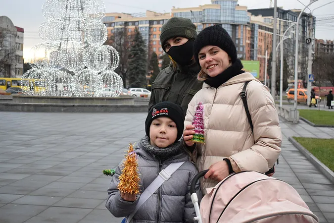 У Луцьку нацгвардійці роздавали перехожим ялинки (фото)