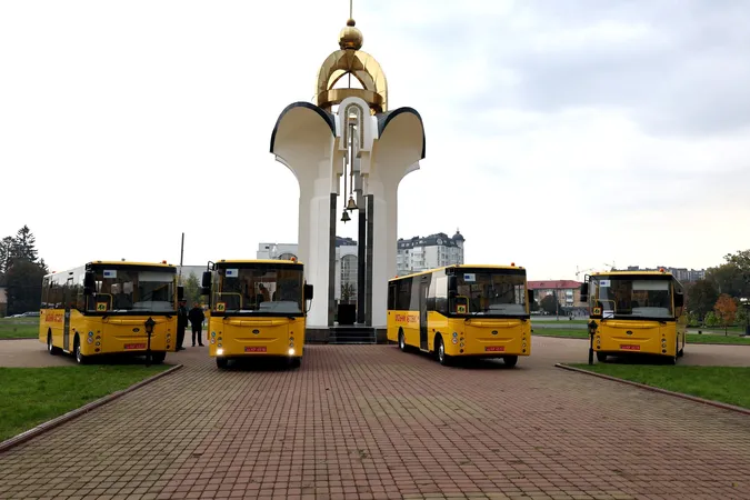 Чотири волинські громади отримали сучасні шкільні автобуси (фото)