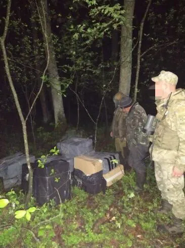 На Волині затримали нічних контрабандистів з 12-ма пакунками сигарет (фото)