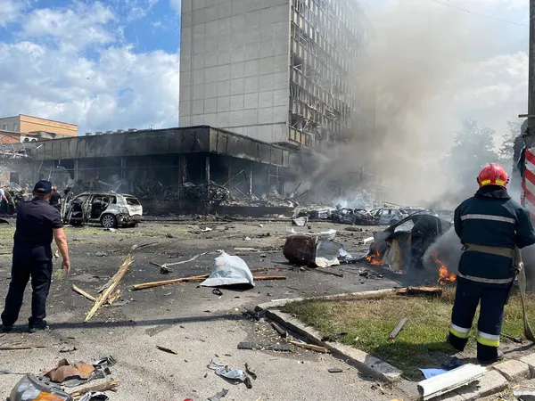 Удар по Вінниці: 12 загиблих і 25 поранених, горять 50 автомобілів (фото, відео)