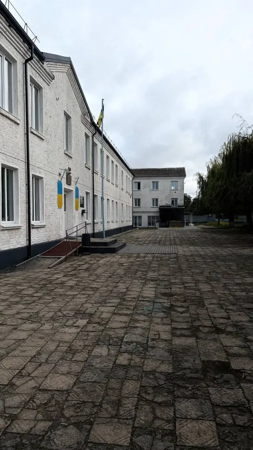 Пліснява на стінах і нестача меблів: на Волині виявили проблеми у гуртожитку для ВПО (фото)