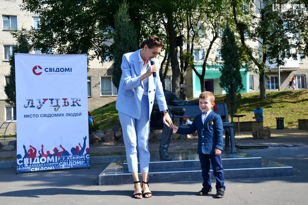 У Луцьку школярі заклали Капсулу часу для майбутніх поколінь (фото)