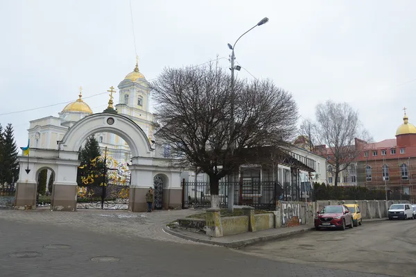 У центрі Луцька будують церковний магазин (фото)