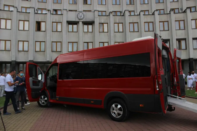 У Луцьку спортсменам з інвалідністю урочисто вручили мікроавтобус (фото)